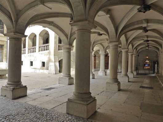 Cour du Bâtiment de l'Hôtel-de-Ville, sans personne
