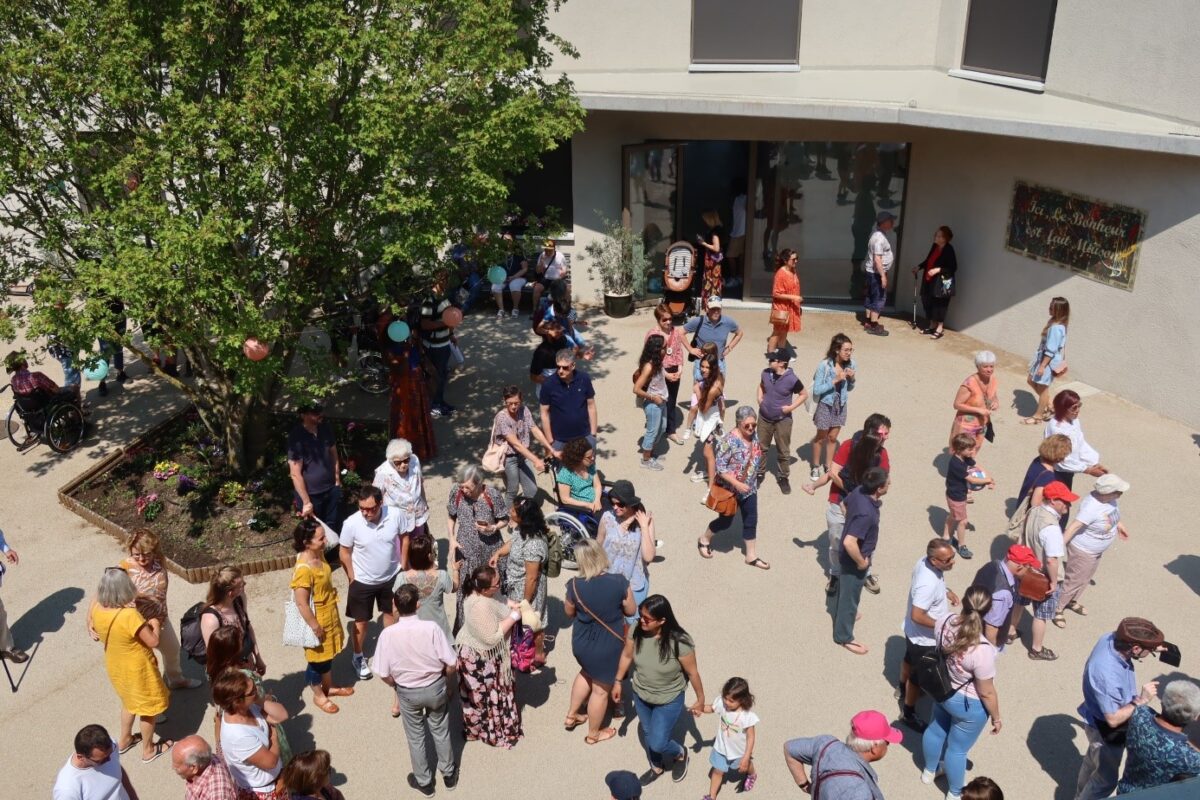 Vue plongeante sur des personnes réunies pour une Soirée inclusive
