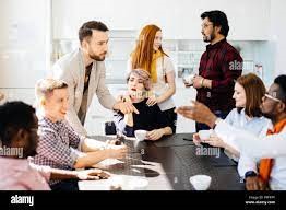 Des personnes autours d'une table de travail