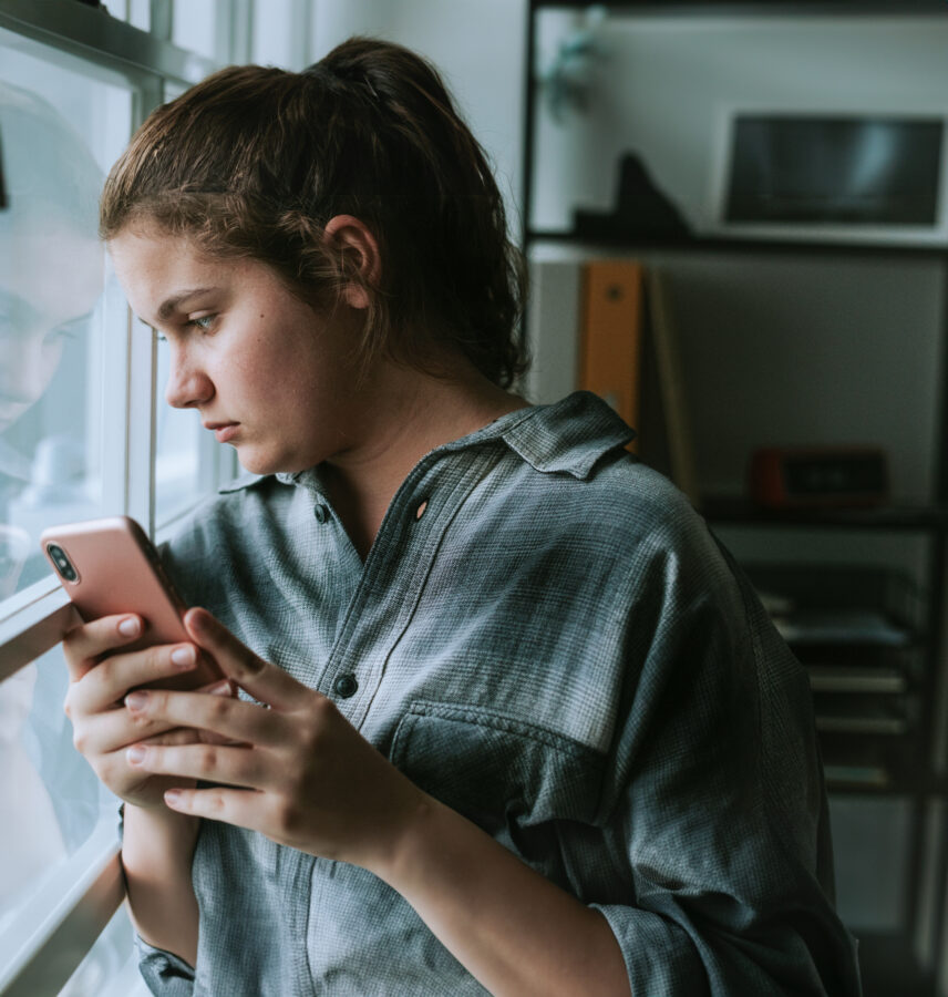 Une adolescente victime intimidation sur les réseaux sociaux