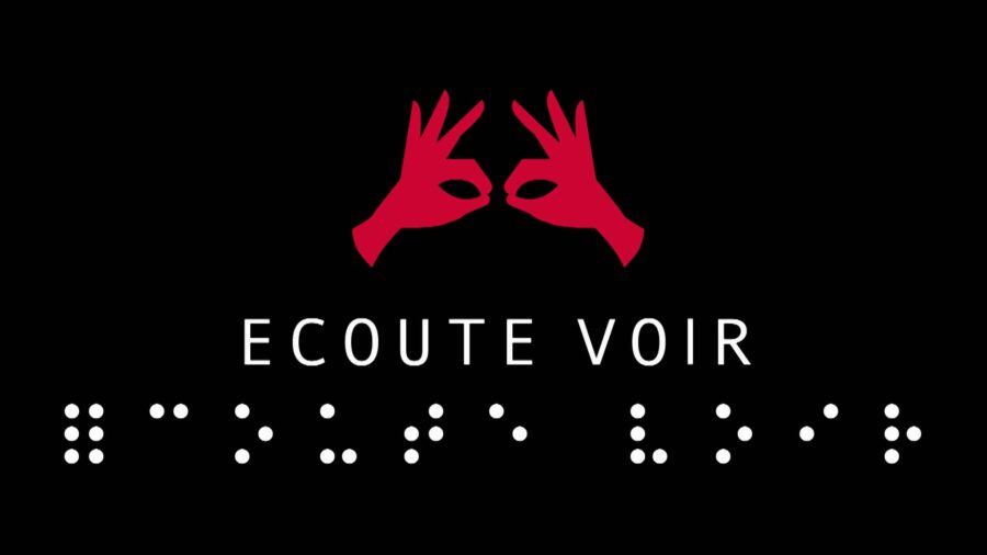 Deux mains qui forment deux yeux et des cheveux avec les doigts.