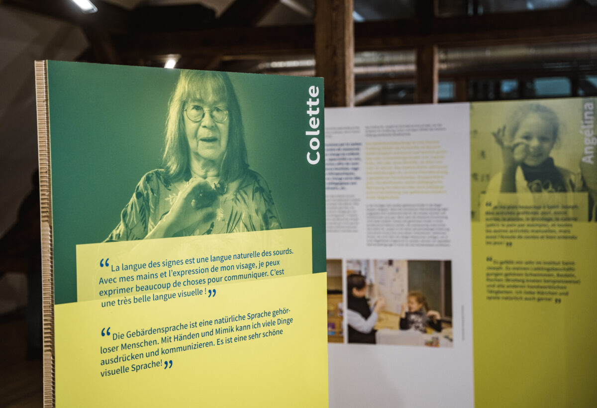 Un panneau de l'exposition sur lequel figure une femme d'un certain âge.