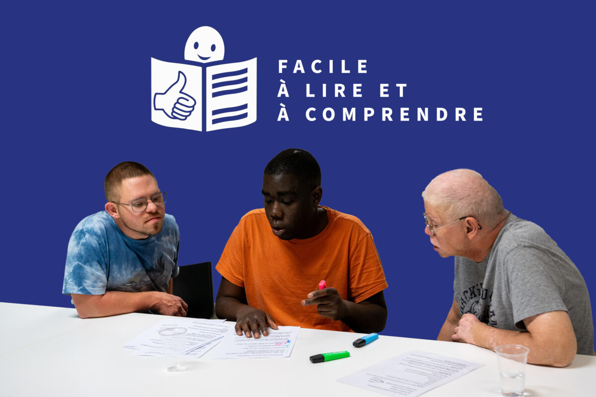3 experts FALC sont assis à côté les uns des autres, appuyés sur une table blanche. Ils travaillent sur un document. Des stabylos sont posés sur la table. Le fond derrière est bleu foncé avec le logo FALC en blanc.