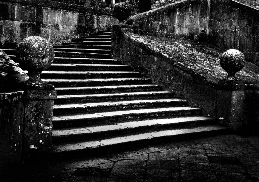 Carton d'invitation au vernissage avec les informations nécessaires, accompagné d'une photo en noir/blanc représentant un grand escalier de pierres
