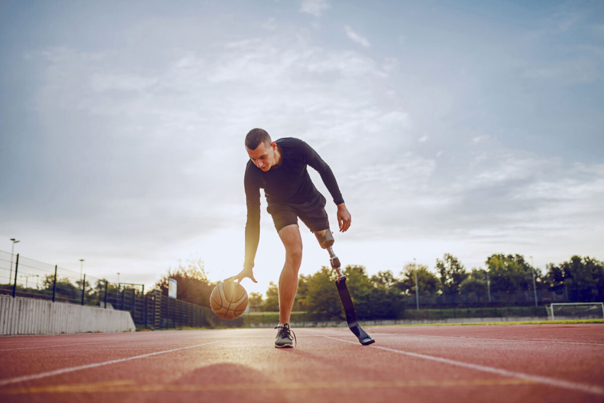 Un homme avec une prothèse à la jambe gauche joue au basket-ball.